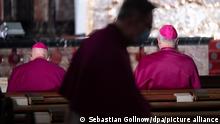 Bischöfe sitzen vor dem Eröffnungsgottesdienst der Herbstvollversammlung der Deutschen Bischofskonferenz im Dom. Die Herbstvollversammlung findet vom 20. bis 23. September 2021 statt.