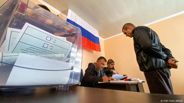 Russia-Ukraine updates: ′Referendums′ in occupied regions nearly complete |  News | DW | 27.09.2022