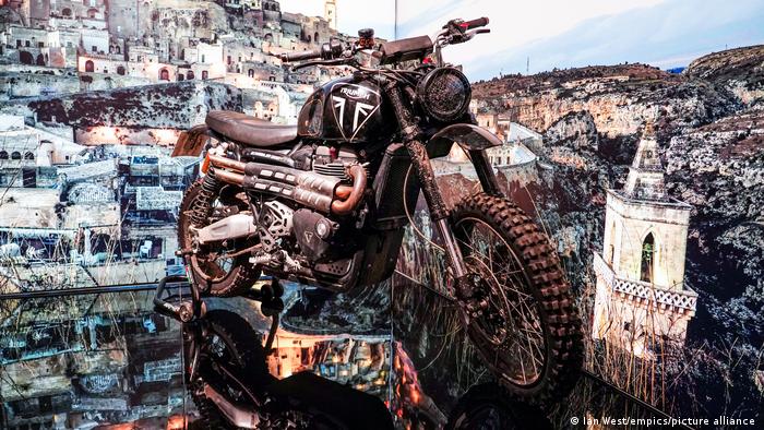 Die Triumph Scrambler 1200 XE, das speziell modifizierte Stuntbike, spielt eine wichtige Rolle in den Matera-Pre-Credit-Sequenzen im Film No Time To Die