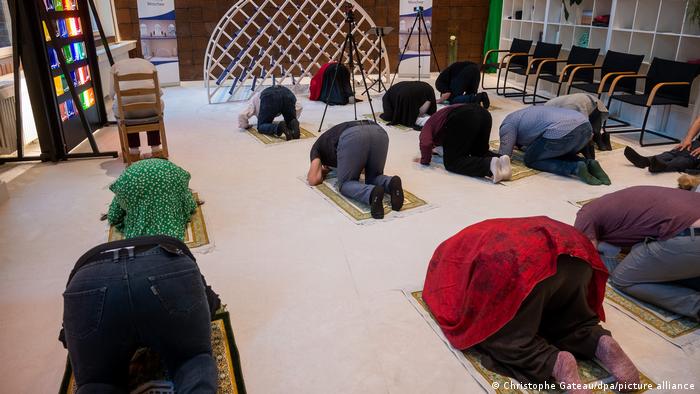 النساء والرجال يصلون معا في مسجد ابن رشد غوته في برلين. 
