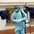 Un infirmier dans un centre de prise en charge de malades d'Ebola, à Mubende