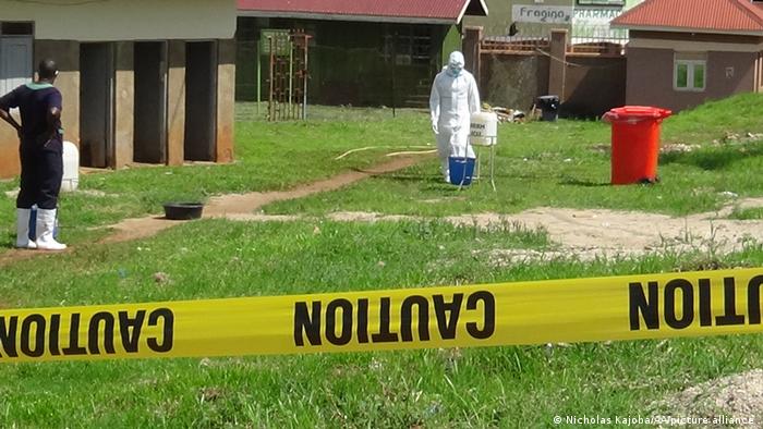 Equipos médicos trabajan para frenar el actual brote de ébola.