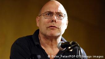 Journalist Arno Weidmann sitting in front of a microphone