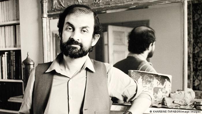 Porträt von Salman Rushdie vor einem Spiegel im Jahr 1986