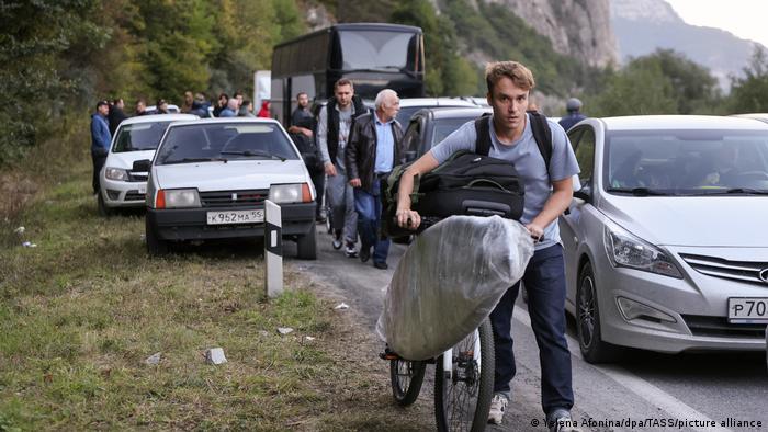 С кола, с колело или пеша - руснаците бягат през границата по всички възможни начини