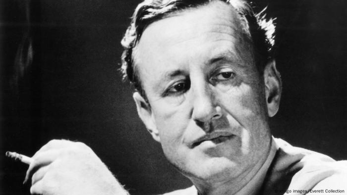 James Bond-Autor Ian Fleming raucht eine Zigarette