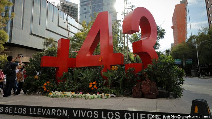 Foto del monumento en memoria de los 43 estudiantes desaparecidos en Ayotzinapa.