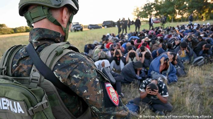 مجموعة من المهاجرين المحتجزين من قبل ضباط صرب بالقرب من سوبوتيكا شمال صربيا (13.07.2022)