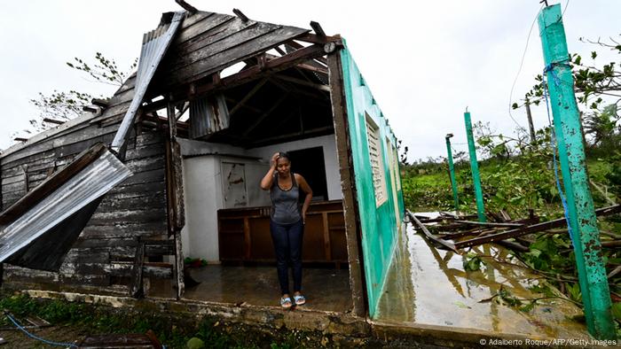 La trabajadora cubana Caridad Álvarez junto a su casa destruida por el huracán Ian en la localidad de San Juan y Martinez, Pinar del Río, Cuba, el 27.09.2022.
