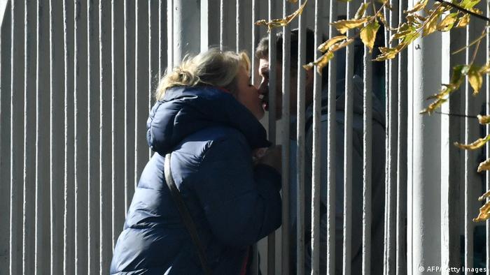 Dvoje mladih razdvojila je ograda regrutnog centra u Sankt Peterburgu. On bi uskoro mogao u rat u Ukrajini – koji u Rusiji tako i ne zovu, već „specijalna operacija“. Kako bi izbeglo tu sudbinu, stotine hiljada ljudi napustilo je zemlju otkako je proglašena delimična mobilizacija.