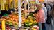 Dos clientes preguntan en un puesto de fruta. Dos clientes preguntan en un puesto de fruta.
