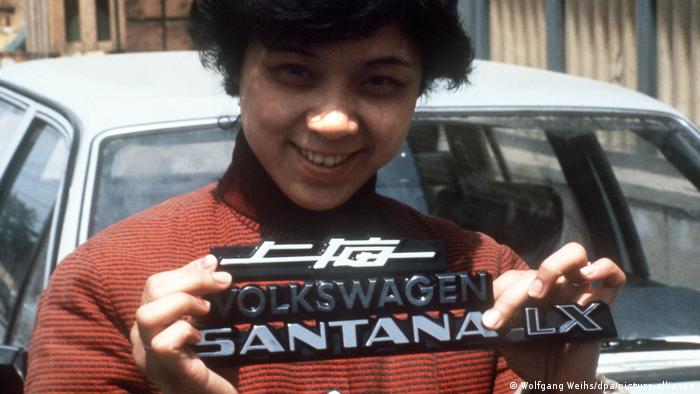 1982年，中国向大众购买100套桑塔纳（Santana）散装料在上海汽车厂进行试装，第一台大众桑塔纳于1983年出厂。大众汽车在上海建立的第一个合资工厂——上海大众汽车有限公司1985年正式成立，中国副总理李鹏和联邦德国总理科尔出席了奠基典礼。