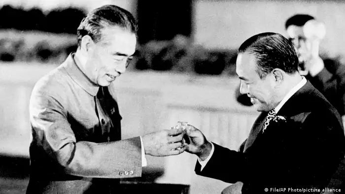 1972年9月29日，时任中国总理周恩来和日本首相田中角荣在北京签署了《中日联合声明》（又称《中日建交公报》），标志着两国正式建立外交关系。