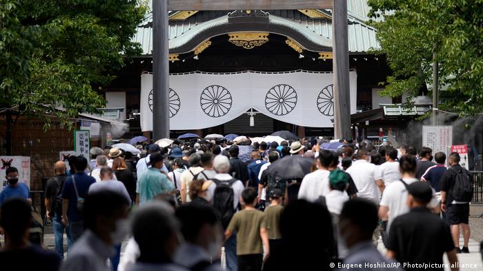 2022年8月15日——日本二战战败投降日，大批民众排队进入靖国神社进行参拜