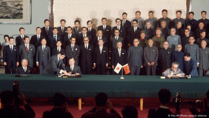 1972年9月29日，时任中国总理周恩来和日本首相田中角荣在北京签署了《中日联合声明》（又称《中日建交公报》），标志着两国正式建立外交关系。