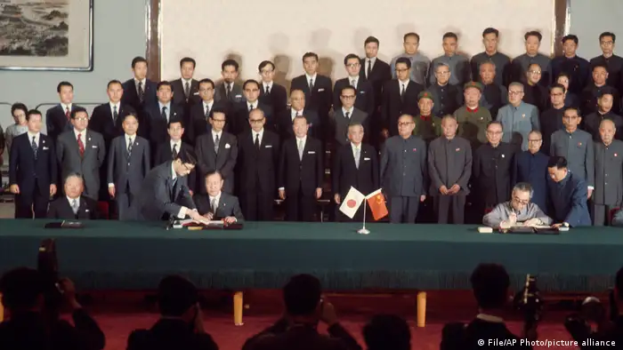 1972年9月29日，时任中国总理周恩来和日本首相田中角荣在北京签署了《中日联合声明》（又称《中日建交公报》），标志着两国正式建立外交关系。