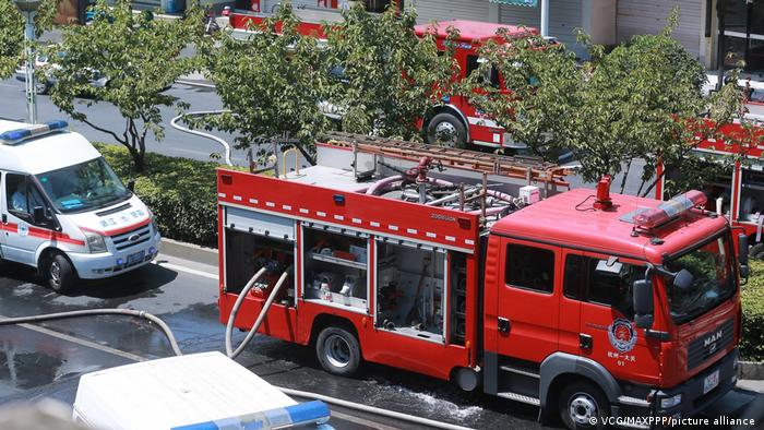 Ambulancias y vehículos de bomberos durante una intervención en julio del año pasado en Hangzhou.