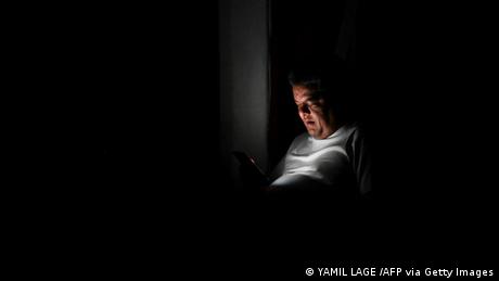 Corte de energía en toda Cuba debido al huracán Ian. En la foto, un hombre bajo la oscuridad en la isla. 