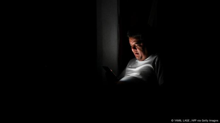 Corte de energía en toda Cuba debido al huracán Ian. En la foto, un hombre bajo la oscuridad en la isla. 