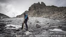 Der Gletscherforscher Matthias Huss vermisst das verbliebene Eis des Pizol-Gletschers vor einer Trauerfeier für den stark geschrumpften Gletscher. Hinter der Trauer-Aktion stehen unter anderem das Hilfswerk Fastenopfer sowie die Gletscherinitiative und Greenpeace. Zu der fünf Kilometer langen Wanderung von der Pizol-Hütte zum Gletscher wurden mehr als 100 Teilnehmer erwartet. (zu dpa Trauerfeier für Schweizer Pizol-Gletscher vom 21.09.2019) +++ dpa-Bildfunk +++