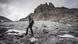 Matthias Huss camina sobre la fina capa de nieve y agua en el glaciar Pizol. Matthias Huss camina sobre la fina capa de nieve y agua en el glaciar Pizol.