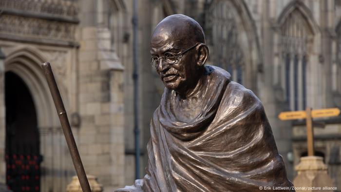 Blick auf eine Gandhi-Statue.