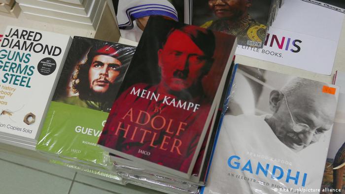 Auslage mit Büchern zu Che Guevara, Hitler und Gandhi 