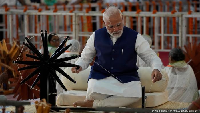 Indiens Premierminister Narendra Modi spinnt Garn.