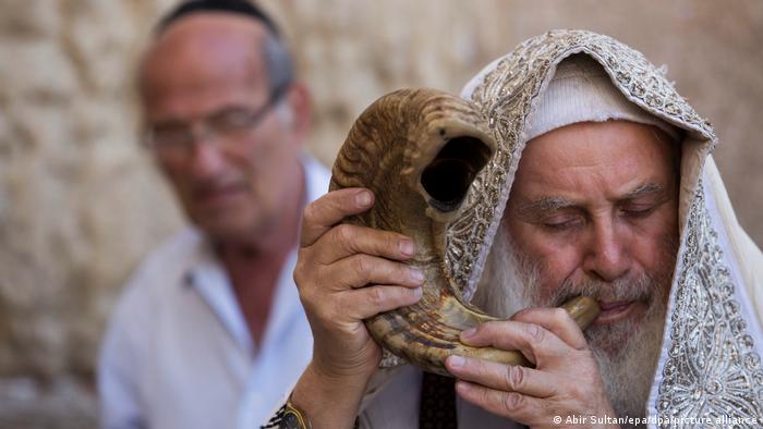 Ein alter Mann bläst vor der Klagemauer in Jerusalem ein Schofar, das Horn eines Widders. 