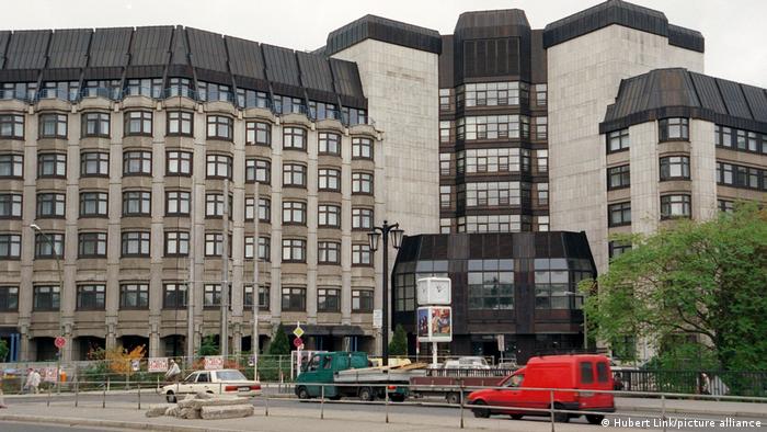 1990年，东西两个德国实现重新统一。中国驻德国大使馆设在当时的首都波恩，中国驻东德使馆遂改为驻波恩使馆的分部。在德国政府决定迁都柏林后，中国大使馆在柏林物色到了一处新馆舍——原东德的工会联盟总部（图），1999年，中国使馆迁入新址。
