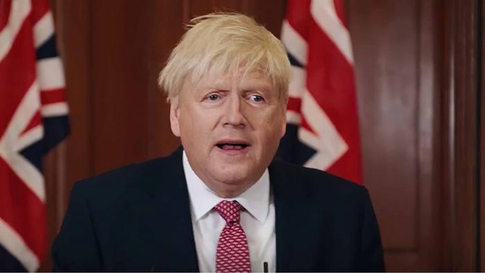 TV Serie This England: Kenneth Branagh als Boris Johnson vor UK-Flagge