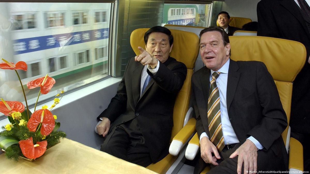 2002年12月朱镕基陪同时任德国总理施罗德见证上海磁悬浮列车开通