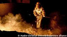 Ein Mitarbeiter schaufelt im Stahlwerk der Salzgitter AG Sand in eine Abstichrinne am Hochofen. Deutschland steuert auf einen Wirtschaftseinbruch zu. (zu dpa «Deutschland am Rande der Rezession - Ende eines Erfolgsmodells?») +++ dpa-Bildfunk +++