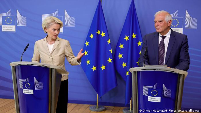 Szefowa KE Ursula von der Leyen i szef dyplomacji UE Josep Borrell 
