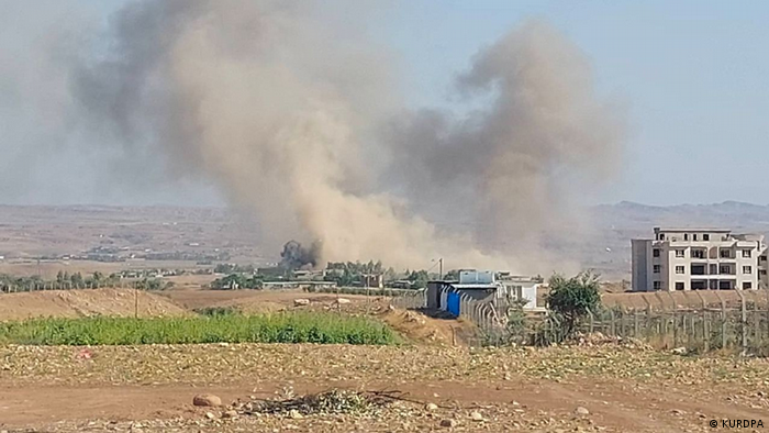 Vista de una zona rural desde donde salen columnas de humo tras un ataque iraní contra territorio de Irak.