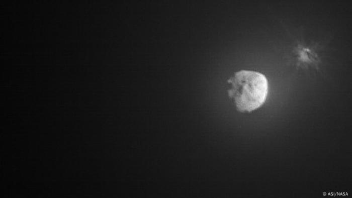 Imagen captada por el LICIACube de la Agencia Espacial Italiana unos minutos después de la colisión intencionada de la misión Double Asteroid Redirection Test (DART) de la NASA con su asteroide objetivo, Dimorphos.