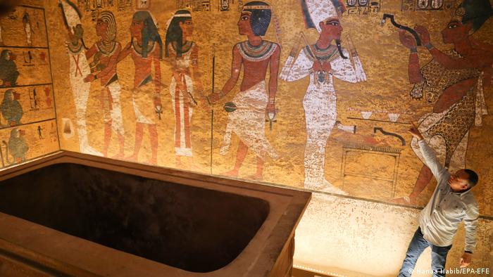 Vista interior de la cámara funeraria de Tutankamón. Se ha demostrado que los dibujos de sus paredes han sido alterados.
