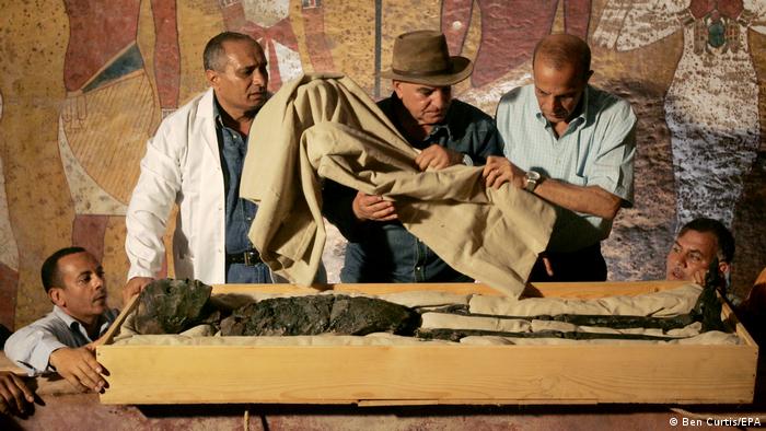 El Dr. Zahi Hawass (centro) mientras supervisa la extracción de la momia del Rey Tut de su sarcófago de piedra en su tumba subterránea en el famoso Valle de los Reyes en Luxor, Egipto. (2007).