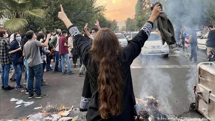Demonstrantinnen und Demonstranten in Teheran 