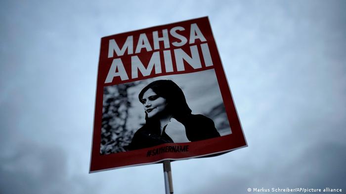 Deutschland, Berlin | Plakat mit Mahsa Amini in Berlin