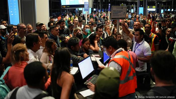 Los pasajeros tratan de reprogramar sus vuelos después de que muchos fueron cancelados o retrasados debido al huracán Ian, en el Aeropuerto Internacional de Tocumen en la Ciudad de Panamá.