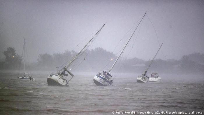 Veleros anclados en la bahía de Roberts son arrastrados por los fuertes vientos a medida que el huracán se acercaba a la Florida.