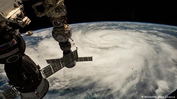 Esta imagen proporcionada por la NASA muestra el huracán Ian fotografiado desde la Estación Espacial Internacional.