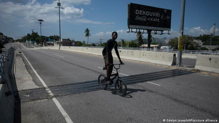 Una avenida de Puerto Príncipe luce totalmente desolada en el tercer día de huelga general convocada debido al aumento de los precios del combustible.