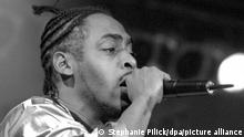 Rapper Coolio 1997 am Mikrofon.