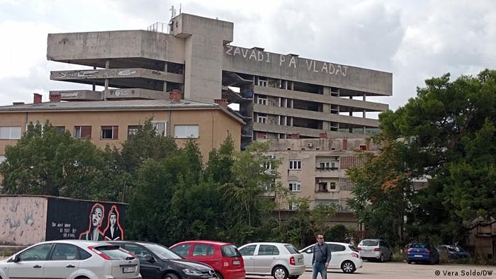 Neobnovljeni objekat u Mostaru na kojem piše: Zavadi pa vladaj