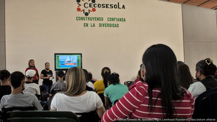 Dos mujeres imparten un curso en la sala de formación de Cecosesola.