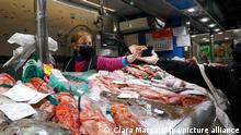 ARCHIV - 22.01.2022, Spanien, Palma: Ein Fischverkäuferin gibt im Santa Catalina Markt Wechselgeld zurück. Vor dem Hintergrund der galoppierenden Inflation ist in Spanien eine Debatte über die Möglichkeit einer Deckelung der Preise von Grundnahrungsmitteln ausgebrochen. (zu dpa «Spanien diskutiert über umstrittene Deckelung der Lebensmittelpreise») Foto: Clara Margais/dpa +++ dpa-Bildfunk +++