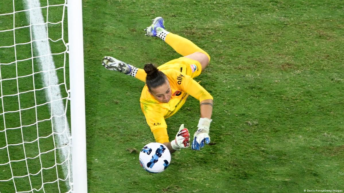 Report finds widespread abuse in US womens' soccer league DW 10/04/2022