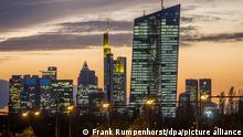 ARCHIV - Der Neubau der Europäischen Zentralbank (EZB) scheint am 21.10.2014 in Frankfurt am Main (Hessen) die Skyline der Stadt beim Blick aus Offenbach zu überragen. Foto: Frank Rumpenhorst/dpa (zu dpa Europäische Zentralbank erhöht Strafzins für Bankeinlagen vom 03.12.2015) +++(c) dpa - Bildfunk+++